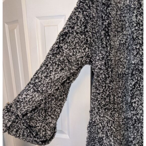 Kendall + Kylie sweater - Picture 2 of 4